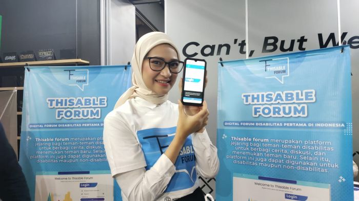 Founder sekaligus inisiator platform Thisable Forum Angkie Yudistia memperlihatkan tampilan web platform digital Thisable Forum Selasa (14/6)./MI/FAUSTINUS NUA